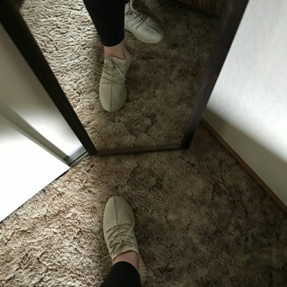 Adidas Yeezy Boost - Picture 2 of 3